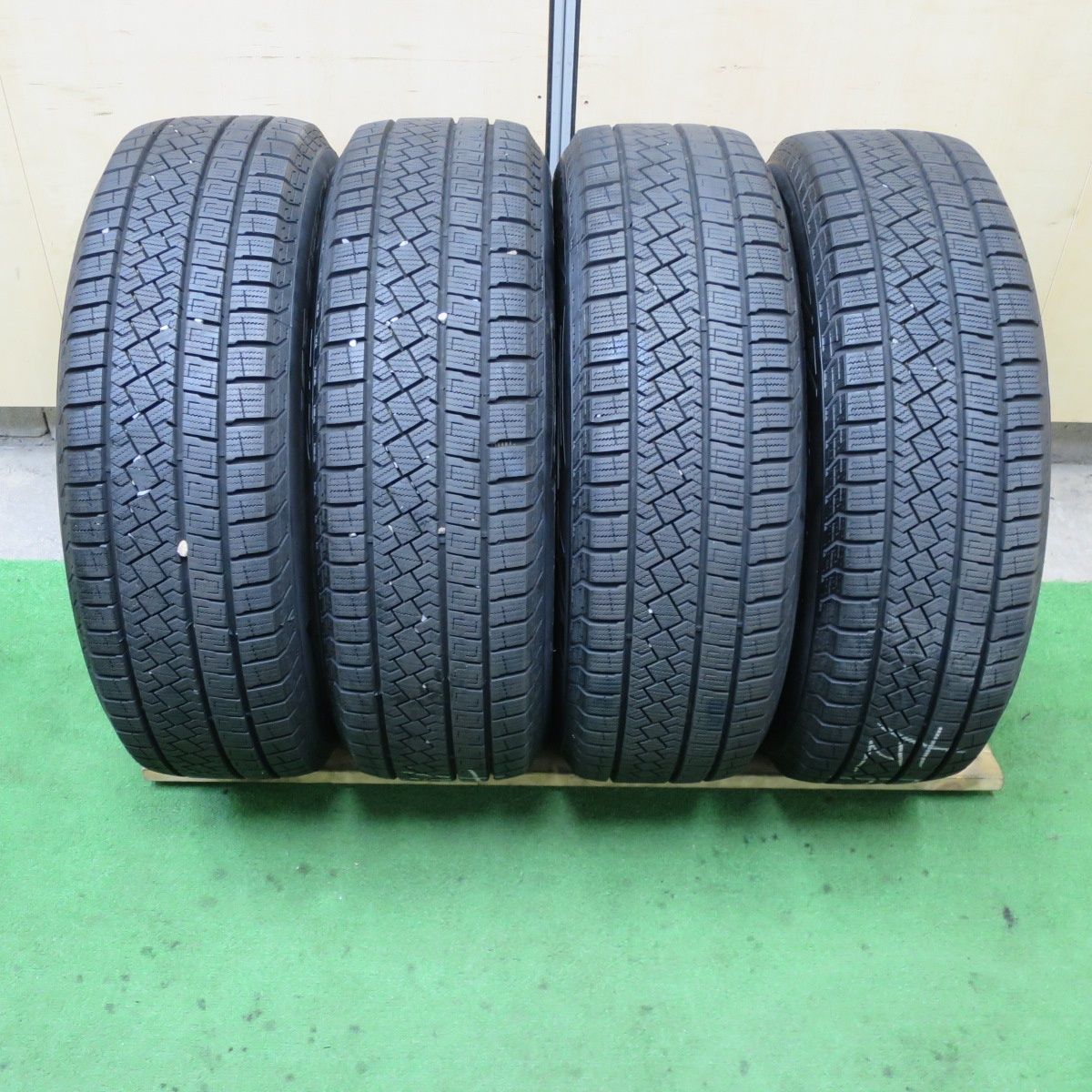 バリ溝！23年！キレイ！9.5分以上☆スタッドレス 195/65R16 ピレリ 