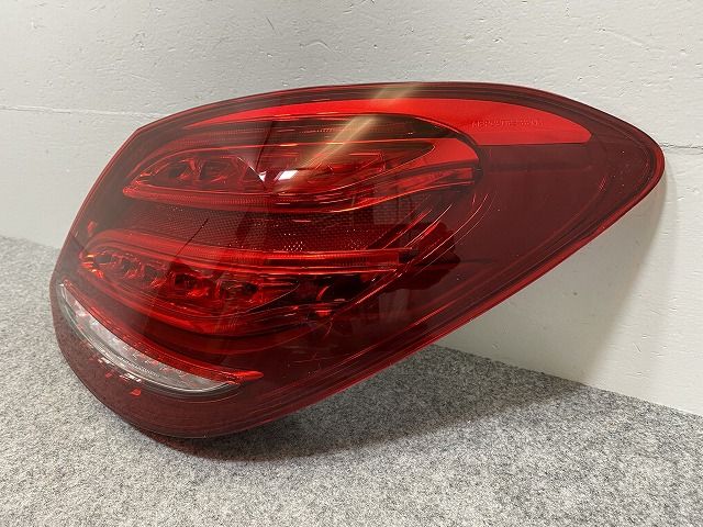 びたみんさん専用 W205 Cクラス前期　右テールランプ ベンツ W205 Cクラス 前期 純正 LED テールランプ テールライト