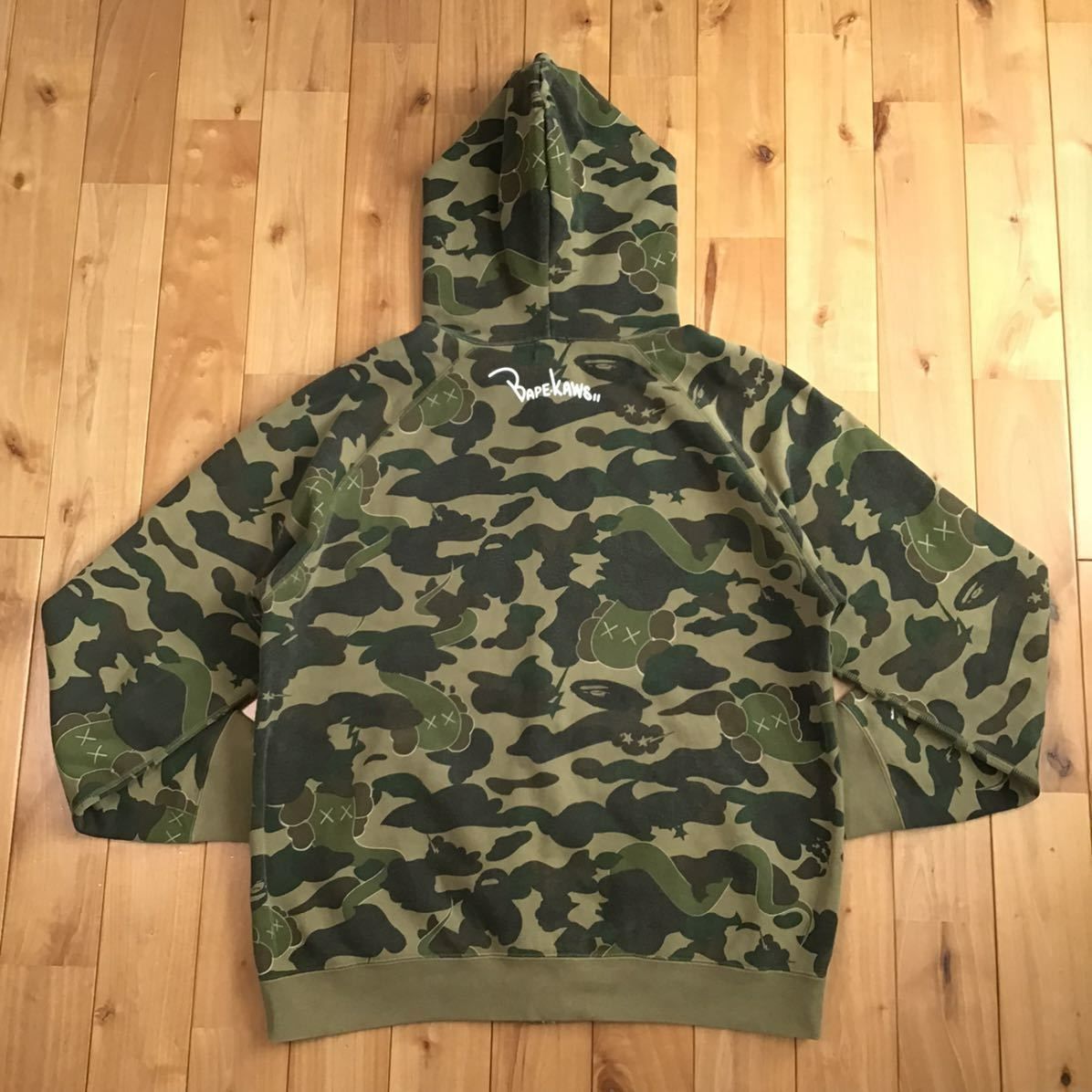 APE BAPE KAWS リバーシブル　CAMO 迷彩　ジャケット　パーカー APE BAPE KAWS リバーシブル CAMO 迷彩 ジャケット パーカー