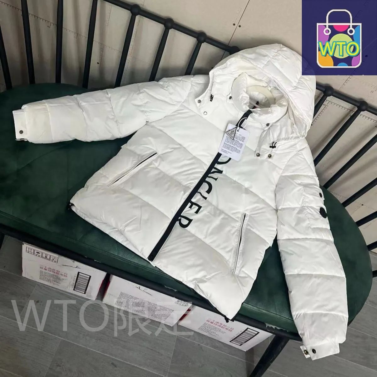 クリーニング済み⭐️モンクレール　ホワイトダウン80cm MONCLER (モンクレール) ロゴレタリング フード ダブルジップ