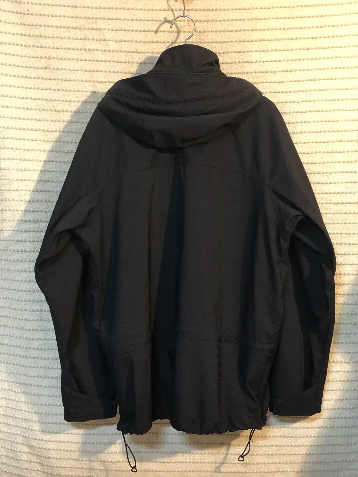 ご購入はこちらから。 コロンビア チタン 黒 ゴープコア テクティカル ソフトシェル フード ジャケット 100 ー 105