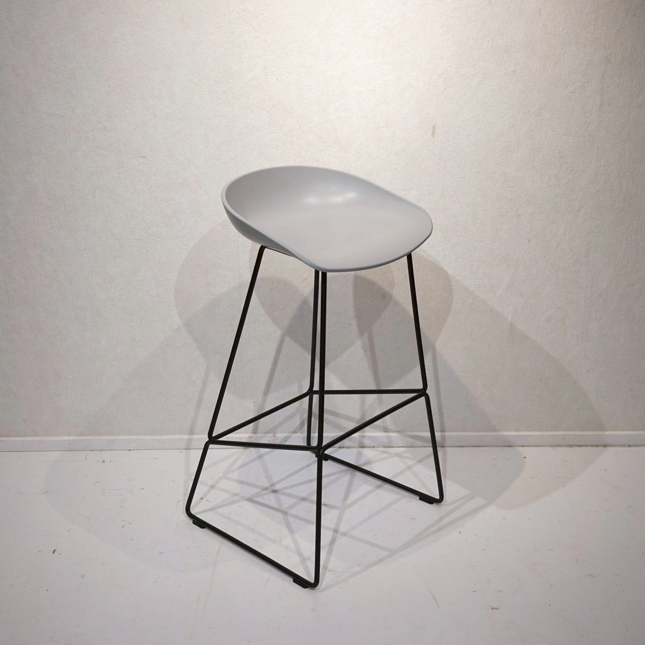 Bello select HAY ヘイ ABOUT A STOOL アバウトアスツール ハイチェア バースツール カウンターチェア スツール 椅子 チェア グレー 北欧 モダン ミニマル