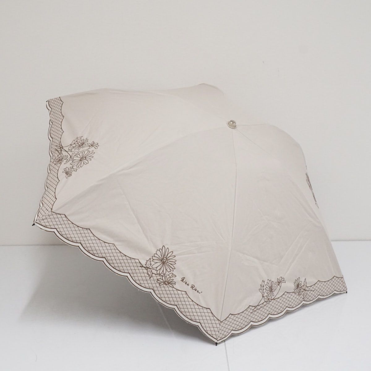 ☆ニナリッチ☆日傘 折り畳み　サマーシールド　ホワイト　新品 NINA RICCI（ニナリッチ）】花柄刺しゅう晴雨兼用パラソル