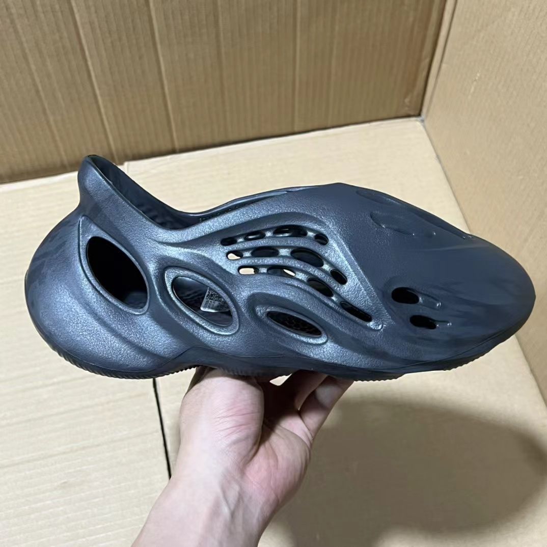 新品未使用 adidas YEEZY Foam Runner Carbon - メルカリ
