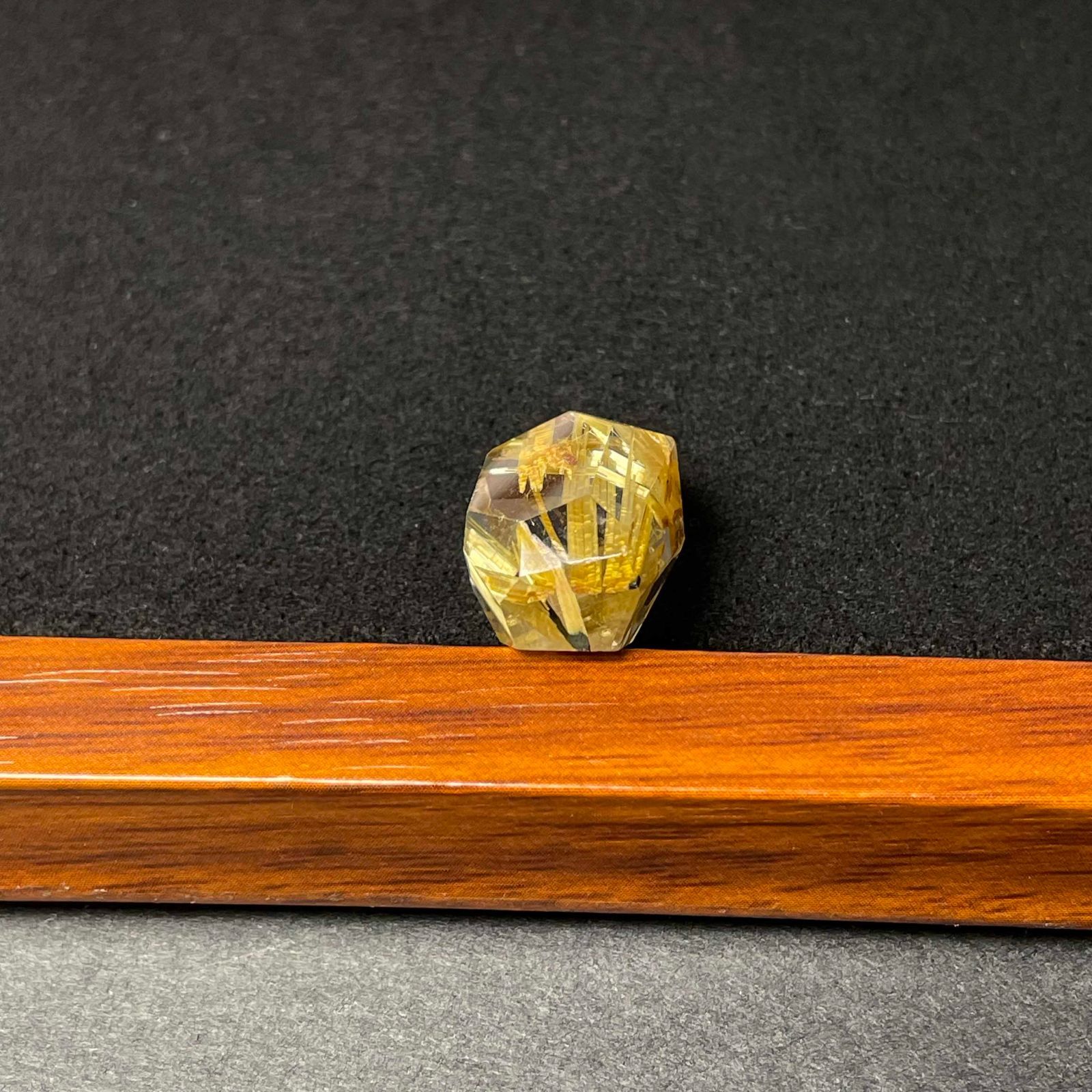 黄金タイチンルチル