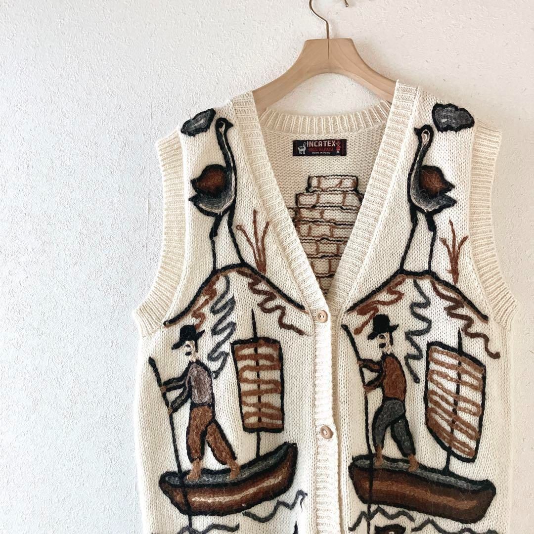 ハンドニット ペルー製 INCATEX インカテックス 総刺繍 ニット ベスト アルパカ 立体 3D刺繍 鳥 魚 人物 個性派 生成り アイボリー デザイン刺繍 レトロニット ヴィンテージ 一点物 3Ddesign knit