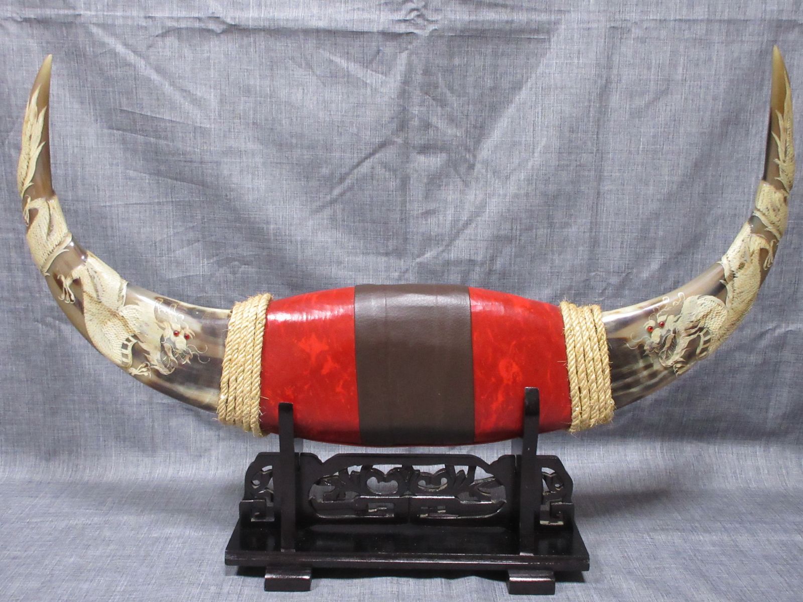 水牛の角 龍柄彫刻 民芸品 台座付 置物 (大) type-F - メルカリ