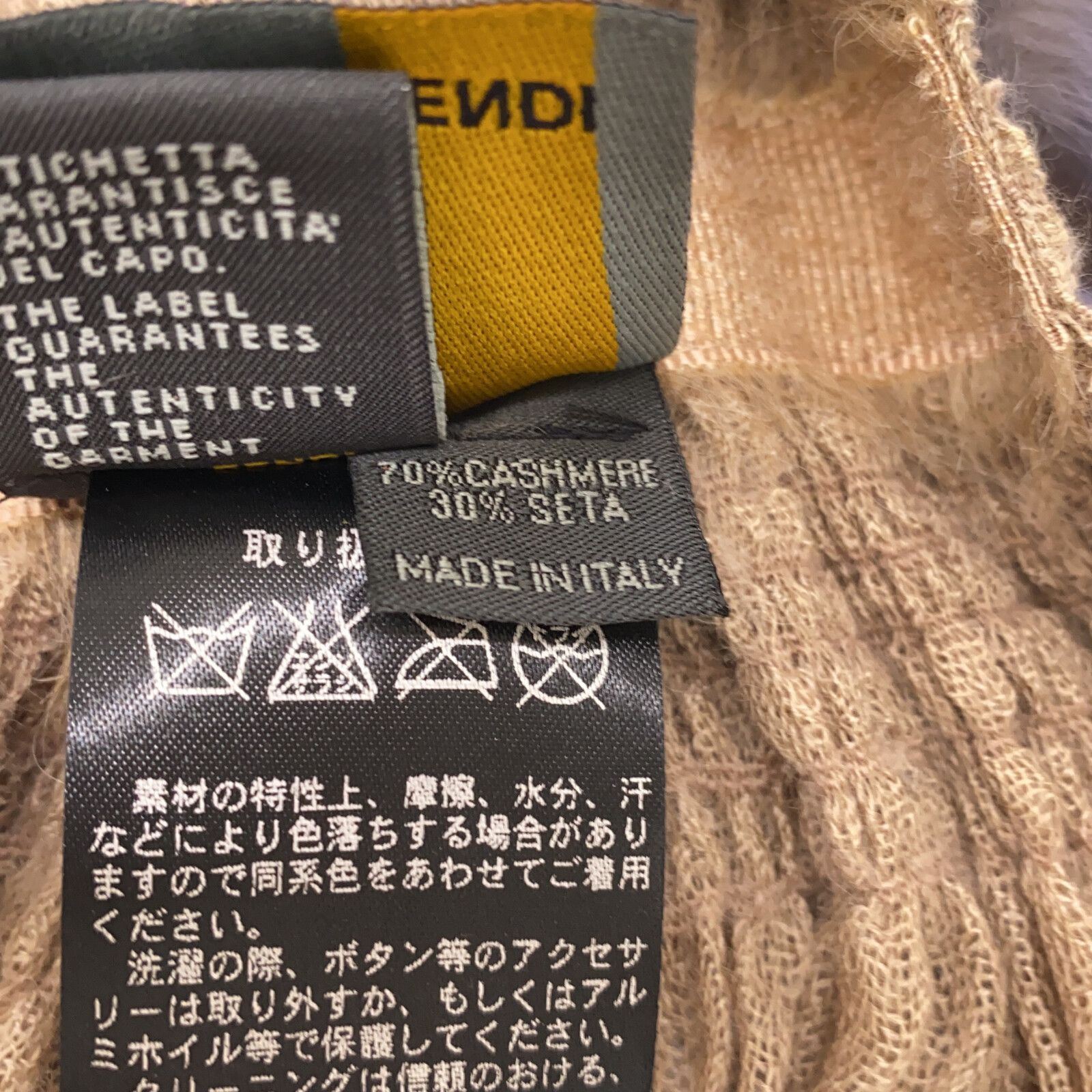 フェンディ ストール ミンク花付き ストール - メルカリ