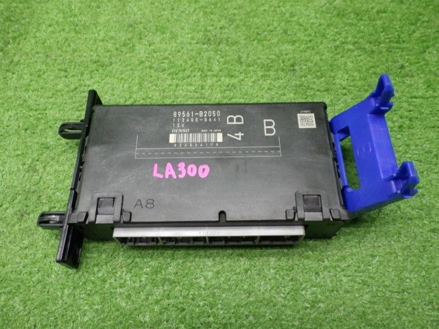 トヨタ LA300 ピクシス エポック エンジンコンピューター 89561