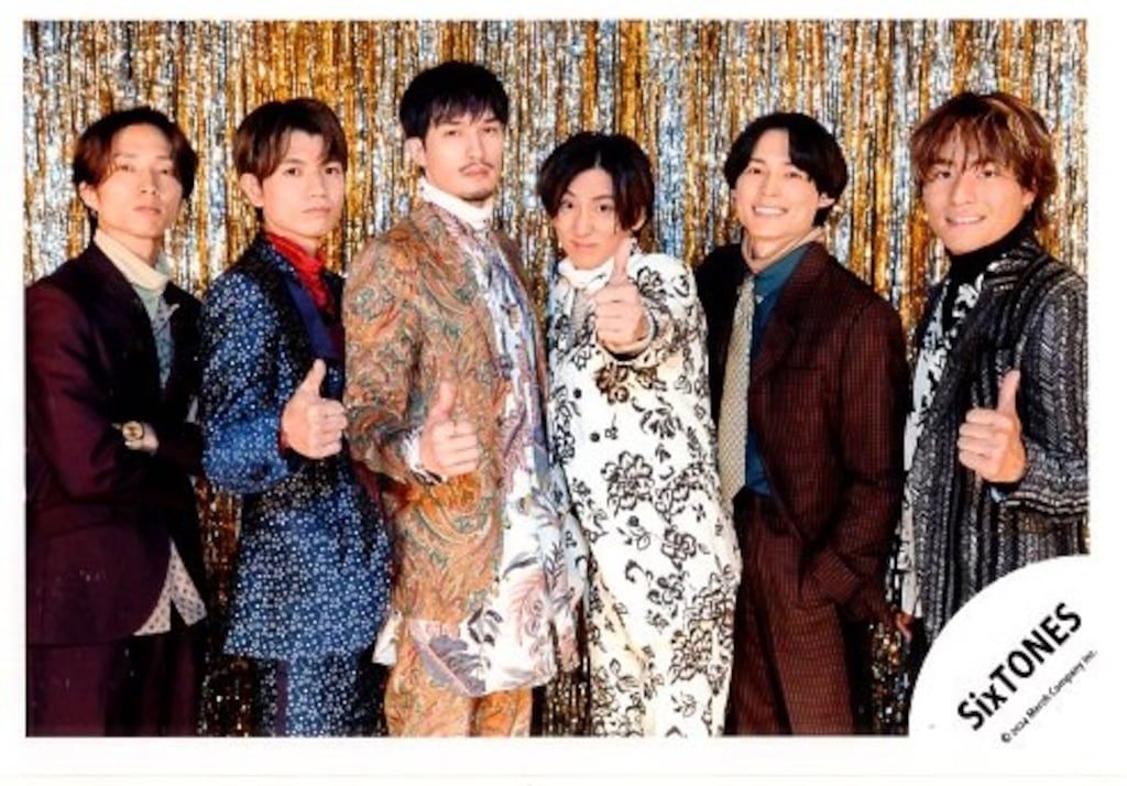 SixTONES VVS グッズオフショット 集合 公式写真 *1枚 - メルカリ SixTONES オフショ 1枚
