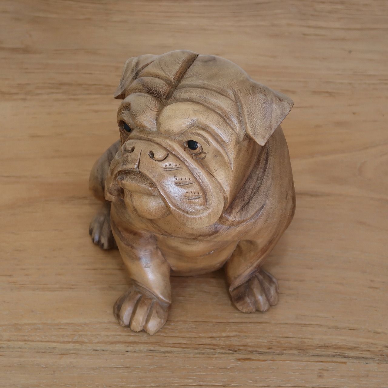 ブルドッグの木彫り 座像 20cm 木製 犬の置き物 オブジェ