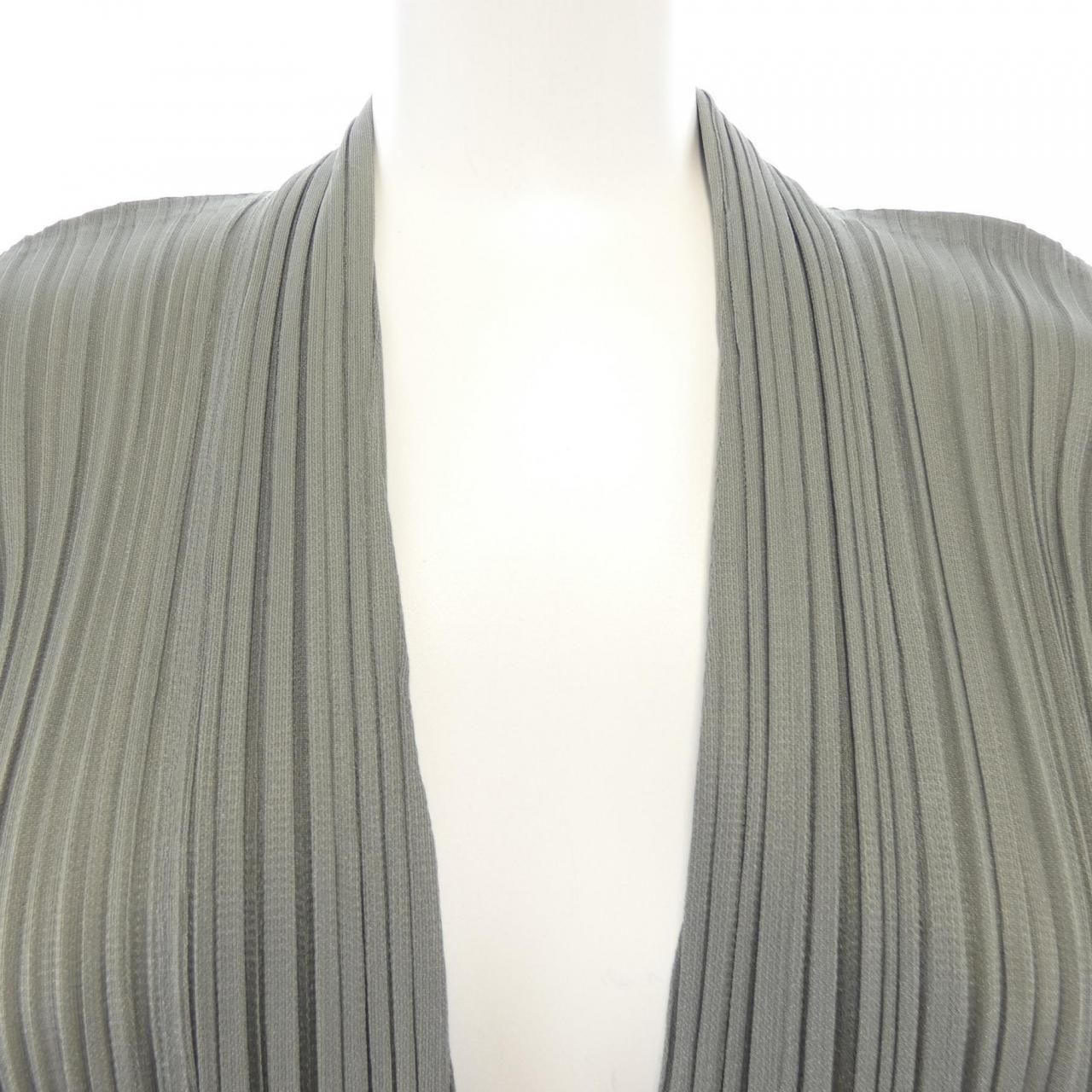 PLEATS PLEASE
