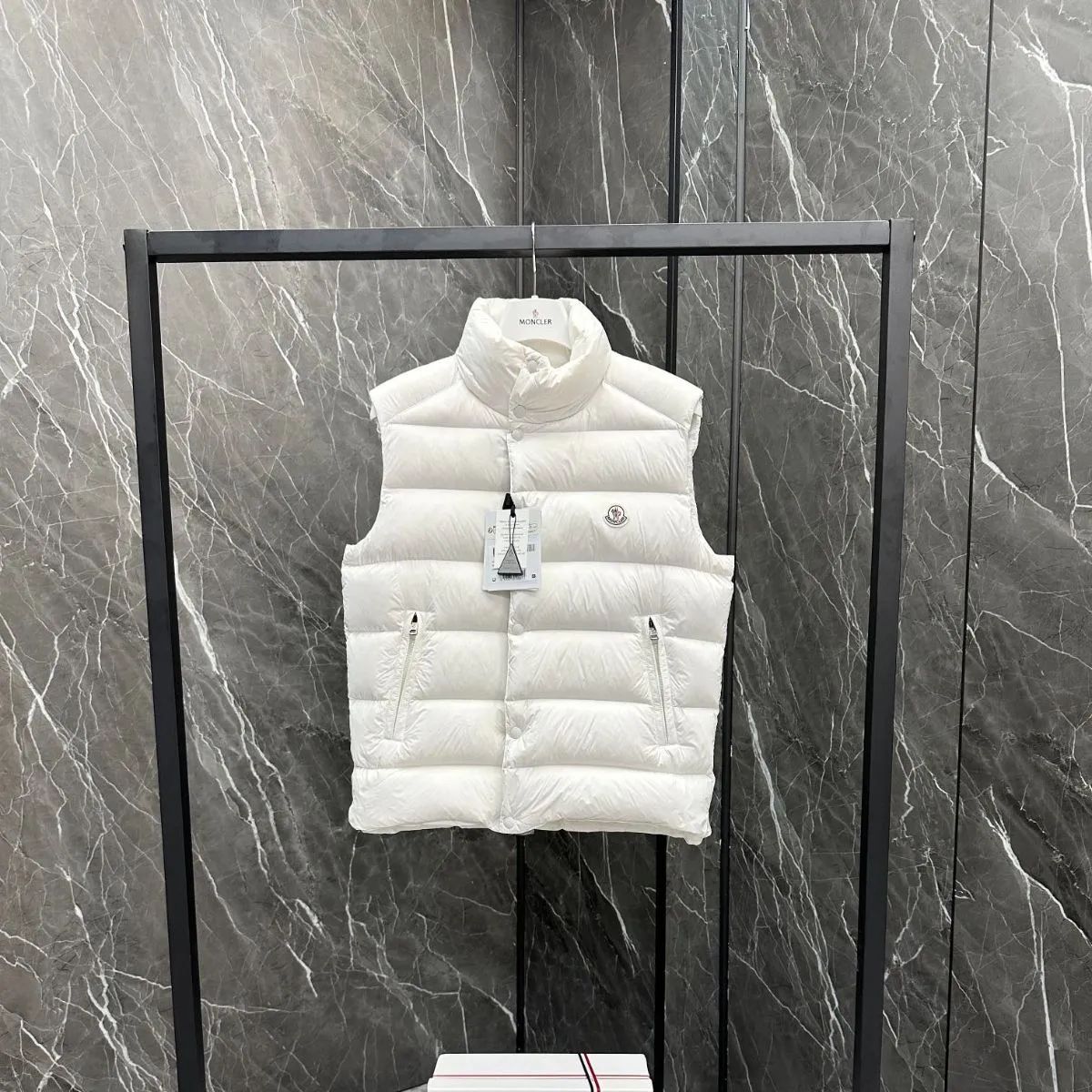 MONCLERモンクレール 白いクラシックメンズダウン｜ ｜