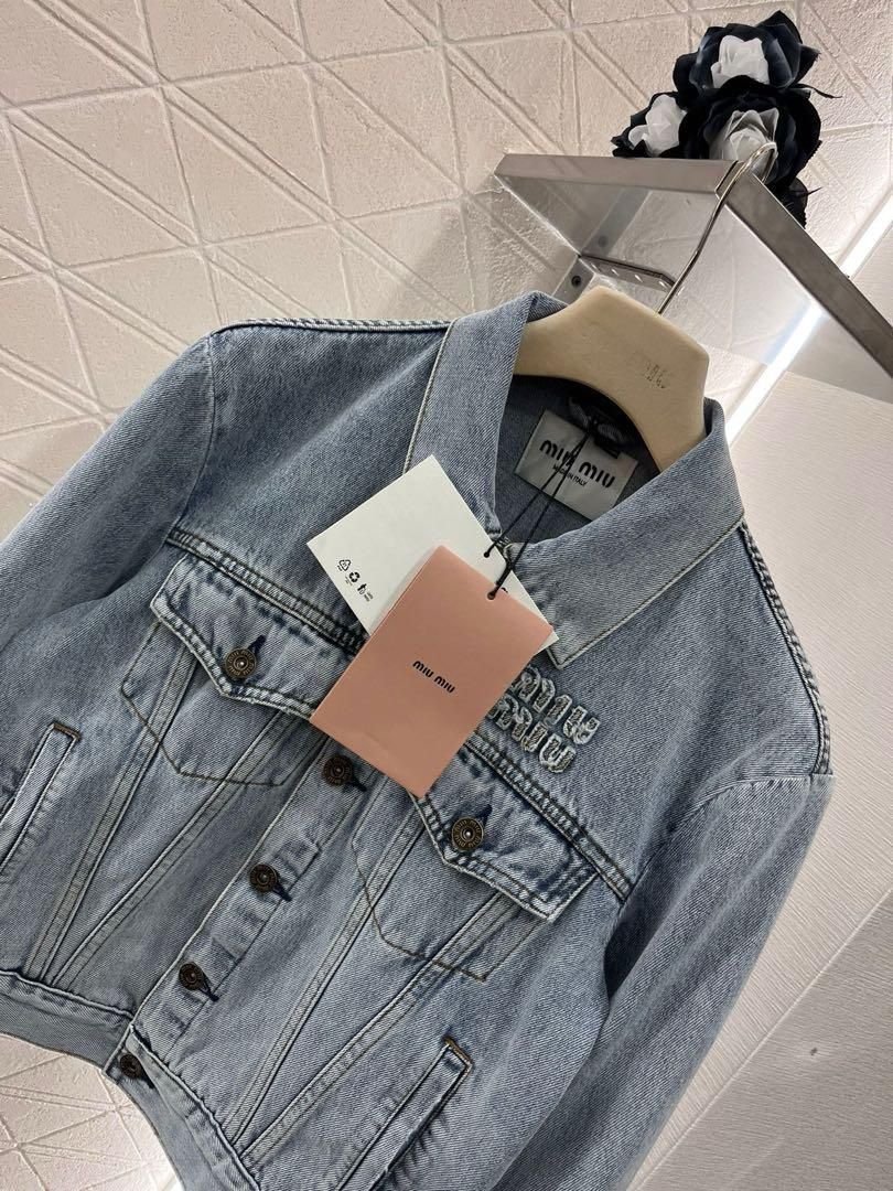 miu miu ライトブルーデニムジャケット クロップドスタイル