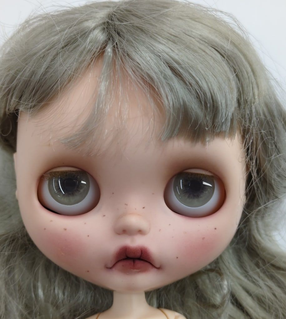 chillさん 銀髪そばかすの女の子