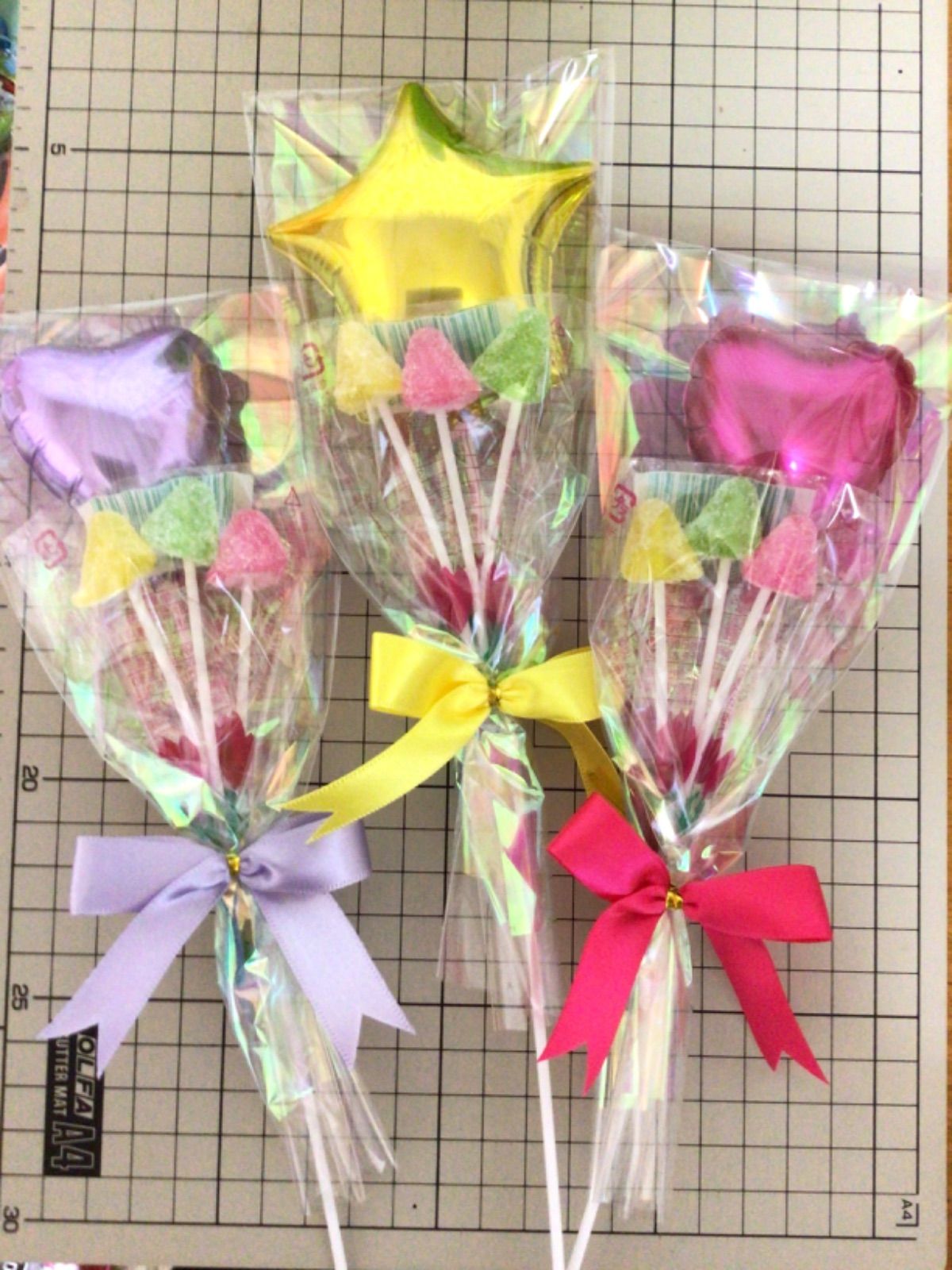 お菓子バルーンブーケ☆まる お菓子バルーンブーケ☆ご注文に応じてお作ります - メルカリ