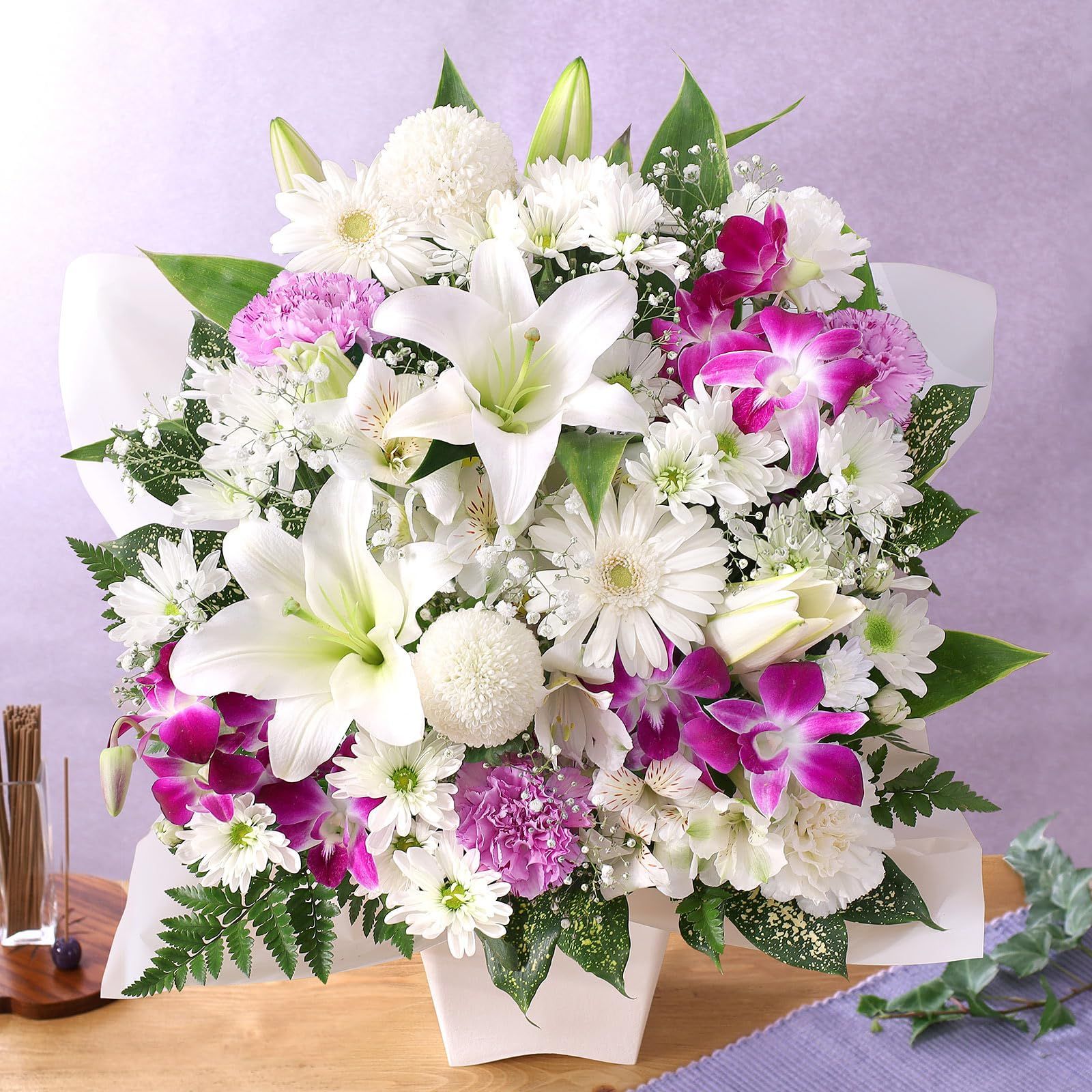 クール便配送 旬のおまかせアレンジ 和み ホワイト＆パープルＬ 生花 お供え お悔やみ 花 お彼岸 お盆 命日 ユリ