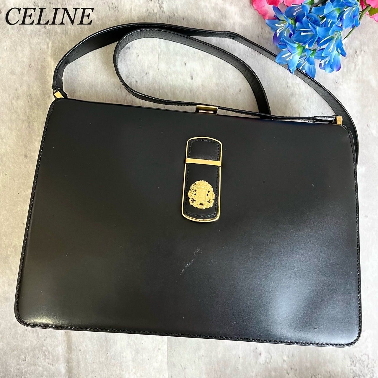 CELINE ショルダーバッグ ロゴ型押し ブラック レザー ゴールド金具 美