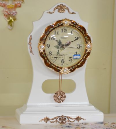 お値下げ！　ロココ調　置時計　振り子　白　無音　豪華　新品　ギフト　姫　可愛い 値引きしました！ ロココ調 お姫様 無音 置時計 ホワイト 白 振り子