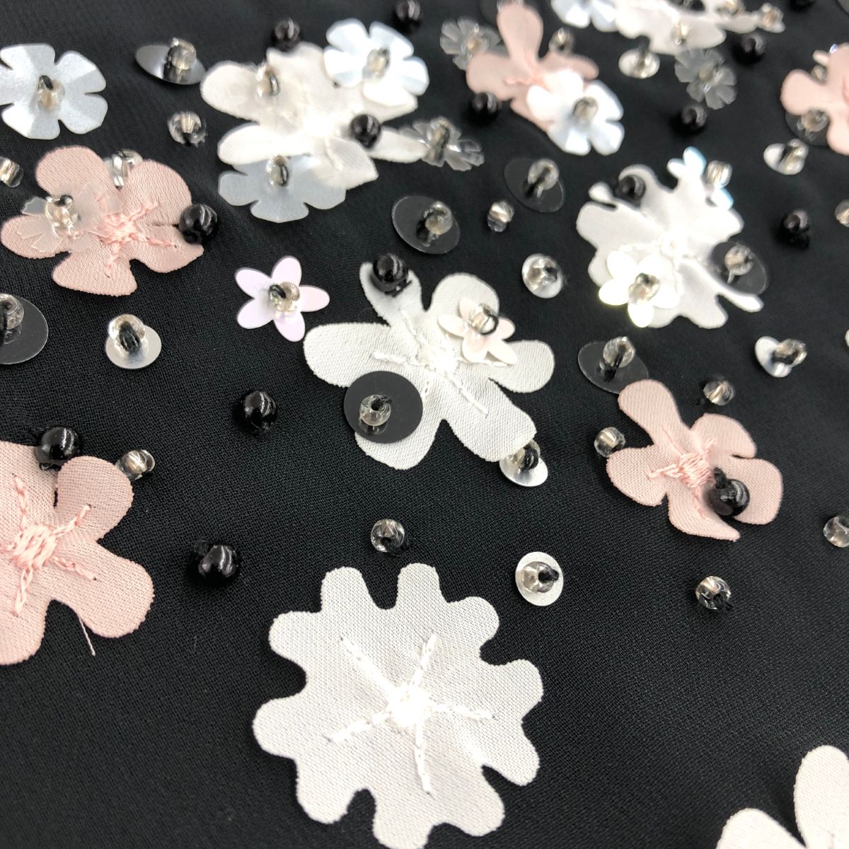 トゥービーシック　ブラック　花柄 フラワースニーカー(シューズ)｜TO BE CHIC(トゥー ビー シック