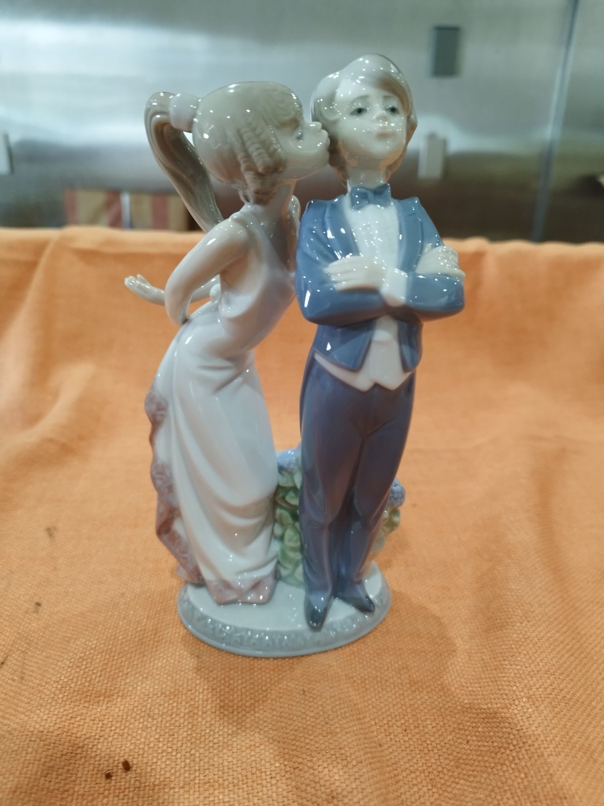 LLADRO リヤドロ #5555「すてきよ！」少女と少年キス フィギュ