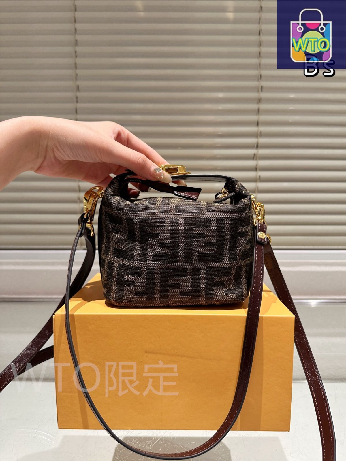 FENDI☆モノグラム バッグ【関税・送料込み/国内発送】 FENDI モノグラム バッグ | ブルー | FARFETCH JP