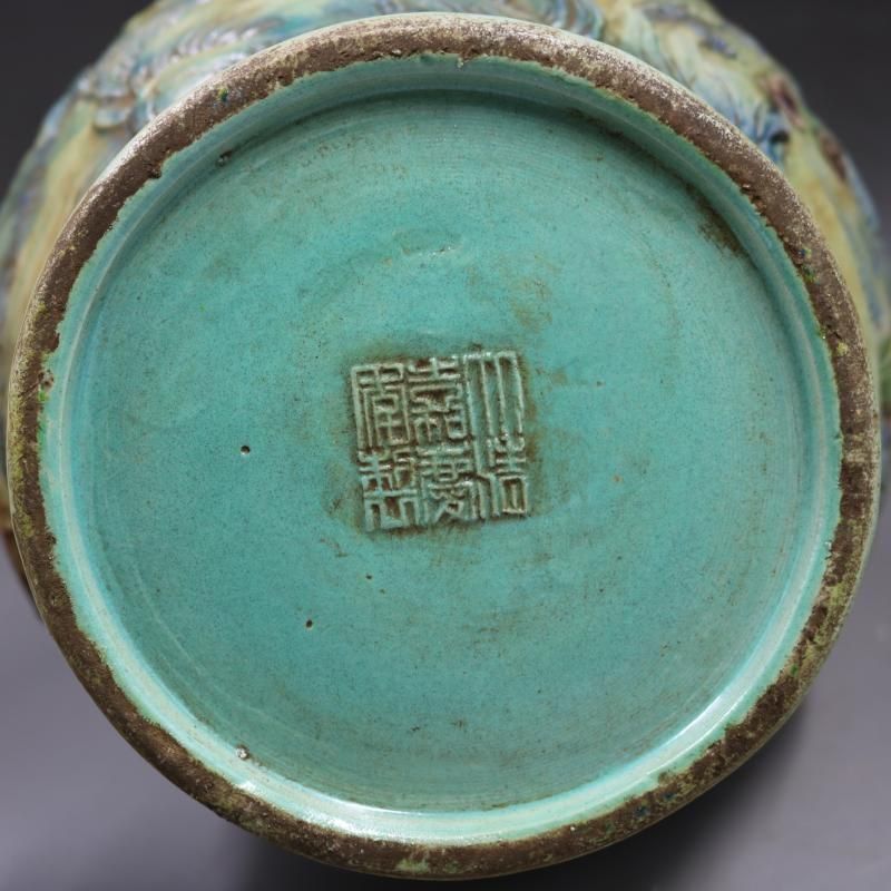 清乾隆 藍釉の浮彫り老子出関蒜頭瓶  景徳鎮 陶磁器 装飾品 工芸品美術品 置物 清乾隆粉彩浮彫刻山水魚尾瓶 景徳鎮 陶磁器 装飾品 工芸品美術品