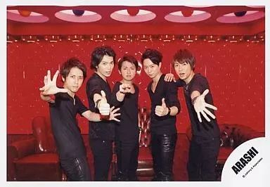 中古】生写真(ジャニーズ) 嵐/5人(集合)/横型・衣装黒・膝上