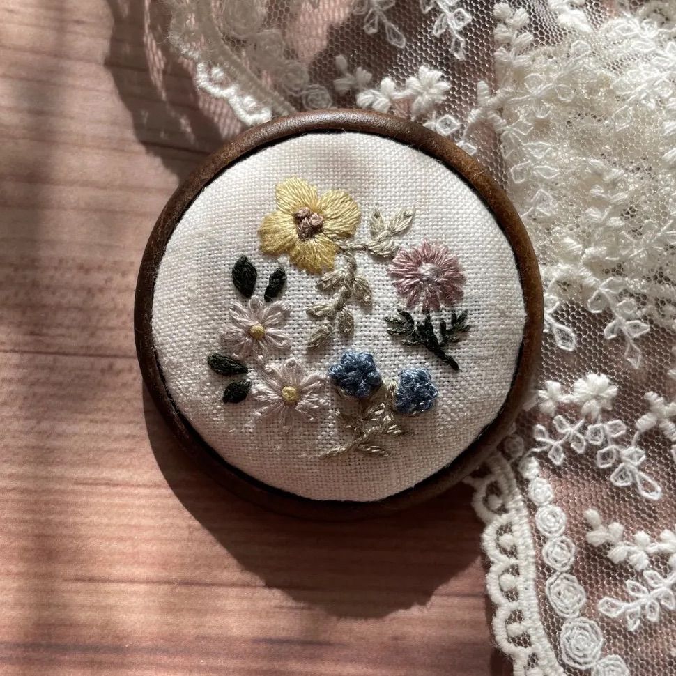 手刺繍ブローチ『花たちのワルツ』母の日　プレゼント　木枠ブローチ　手刺繍ブローチ　花刺繍