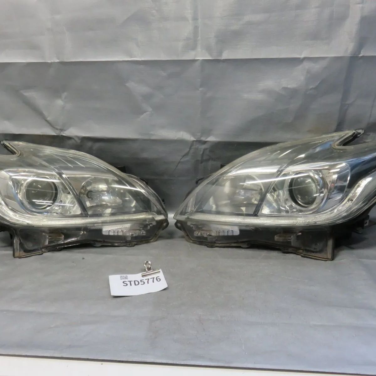 純正】トヨタ プリウス 後期 HID ヘッドライト 左右セット ZVW30