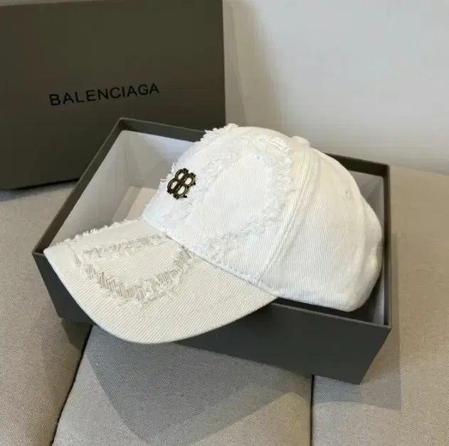 BALENCIAGA