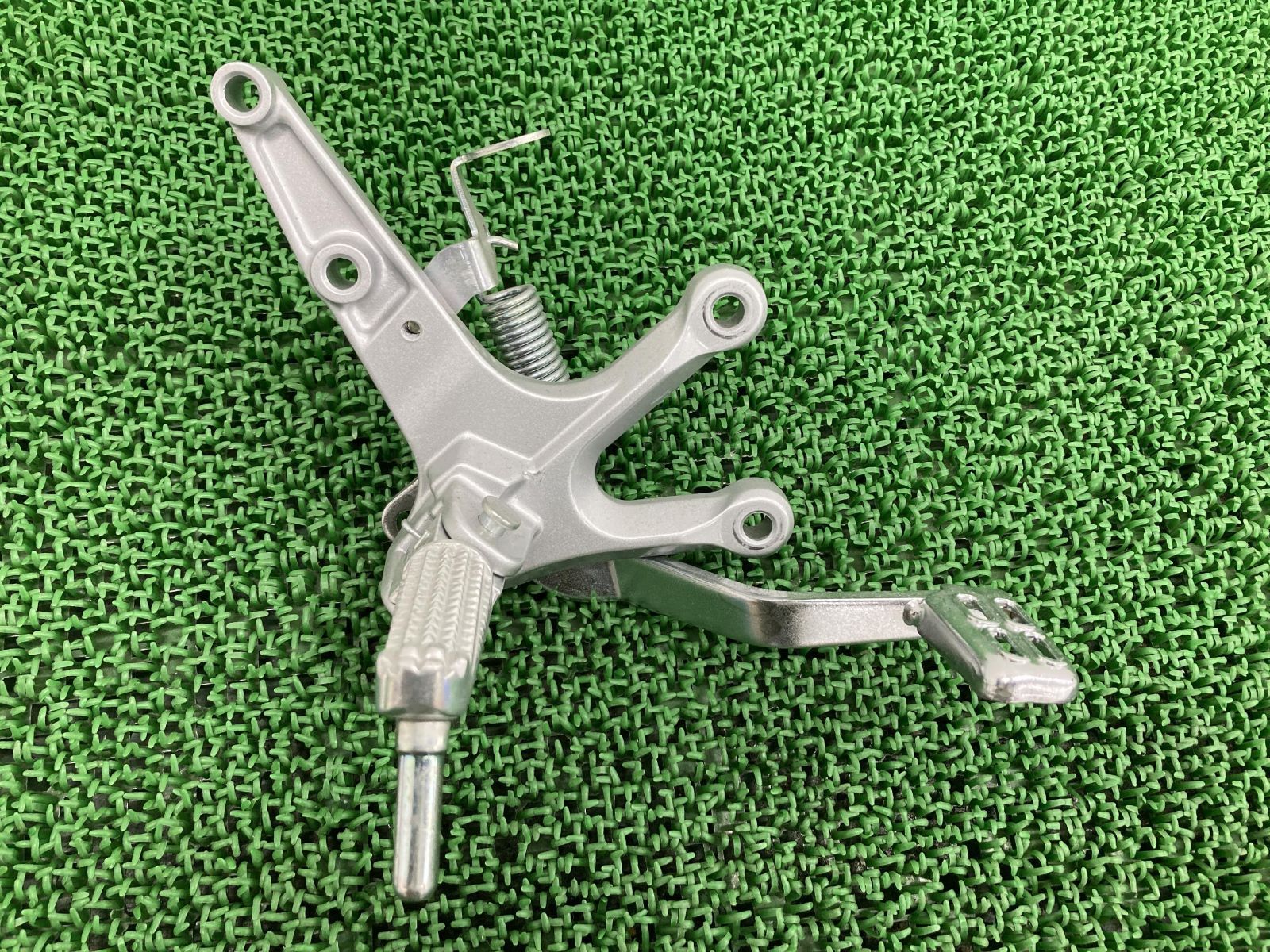 YZF-R25 ステップ 右 1WD ヤマハ 純正 中古 バイク 部品 RG10J ブレーキペダル 曲がり無し 品薄 希少品 車検 Genuine