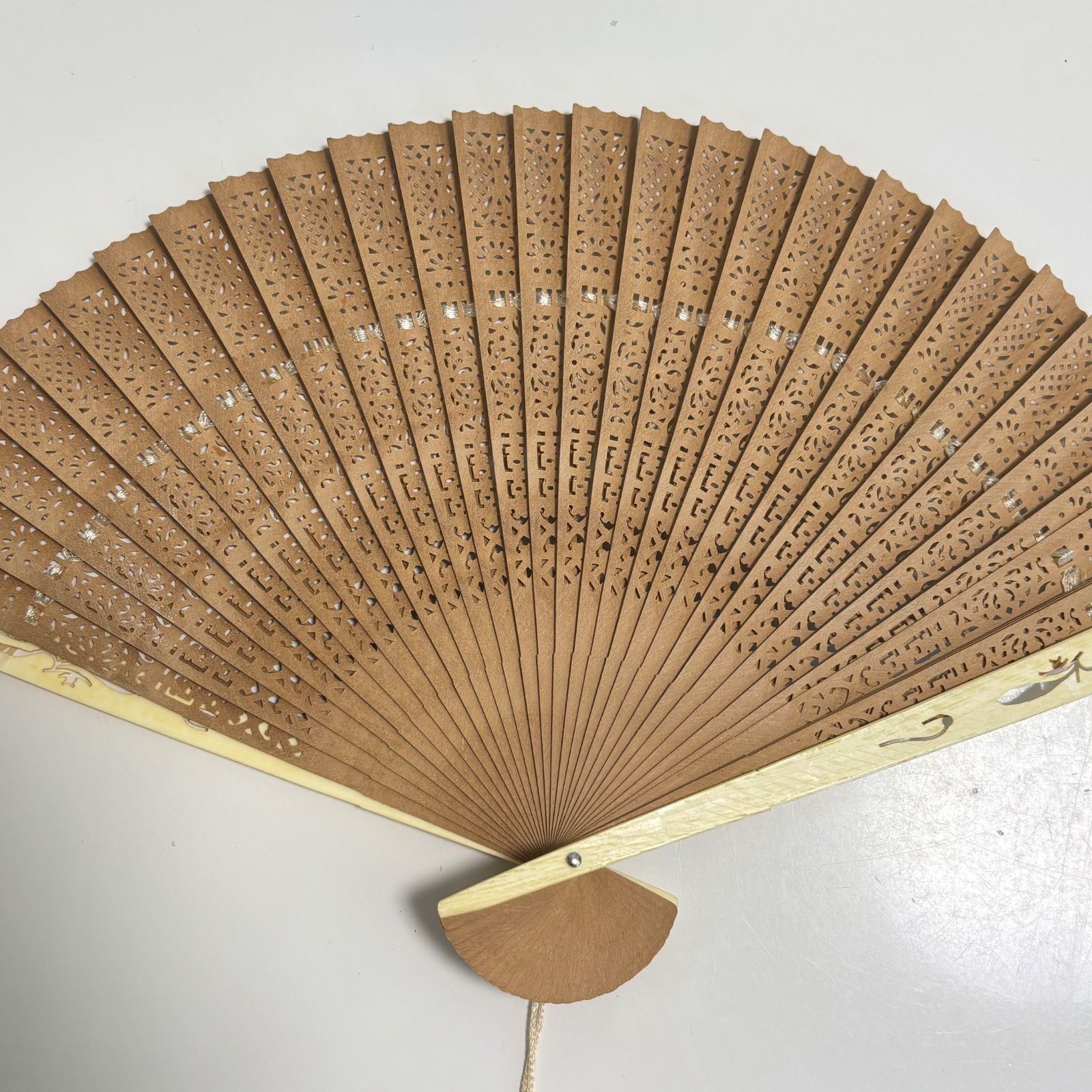 送料無料】中国扇子/木製/白檀/透かし彫り/箱付き/和装小物/中古品