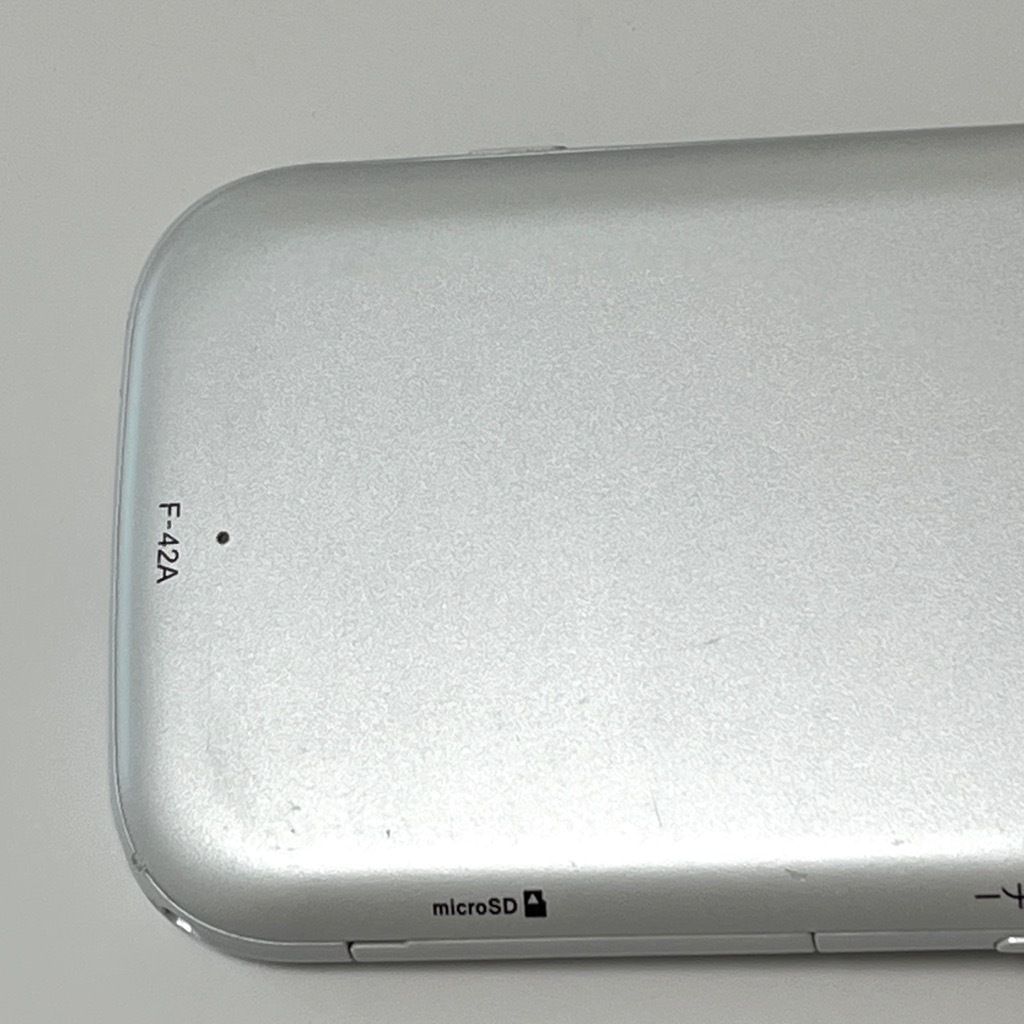 中古】らくらくスマートフォン F-42A ホワイト docomo SIMフリー