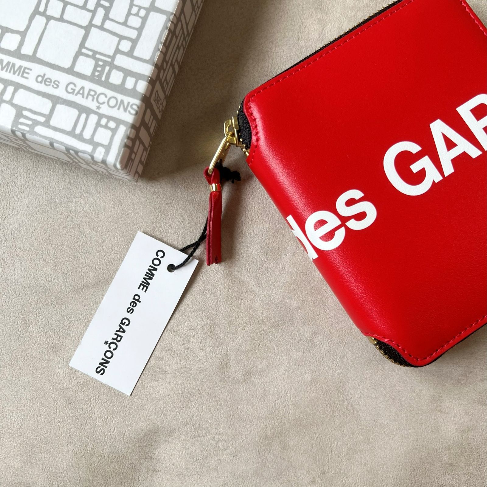 箱・タグ付き新品 CDG Wallet Huge Logo 二つ折り財布-