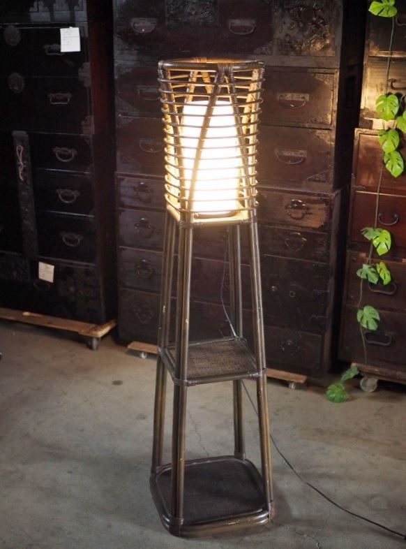 ラタン製の棚付きルームランプ 昭和後期 古録展 送料無料 品番D631