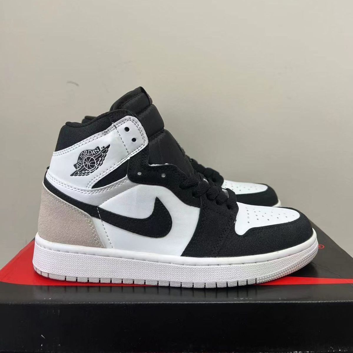 新品未使用 ナイキ Jordan Air Jordan 1 retro high og "bleachedcoral" スニーカー