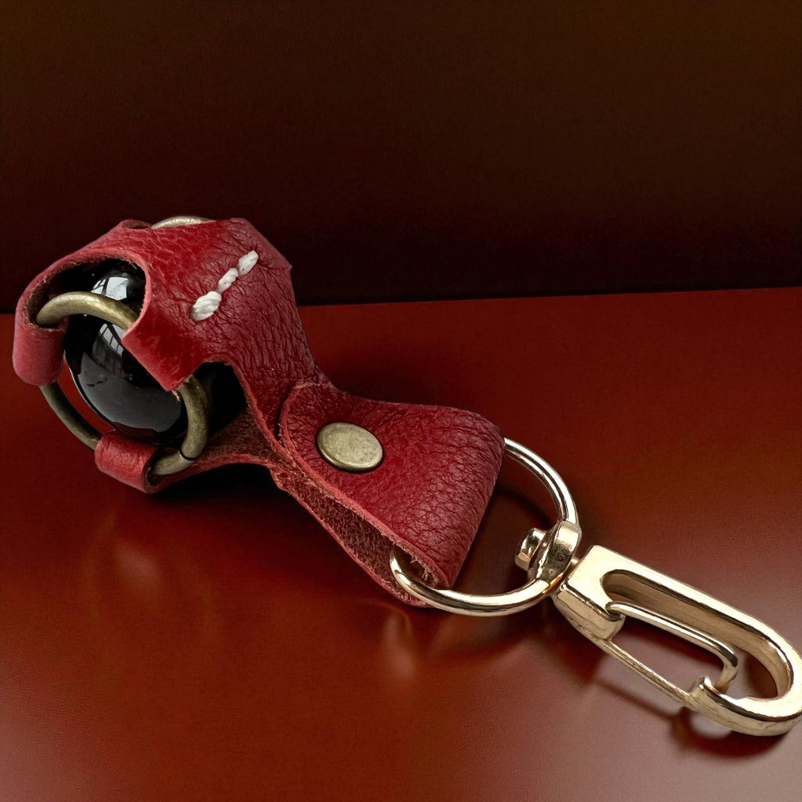 アメジストの魅力を引き立てるレザーキーホルダー - バッグチャーム