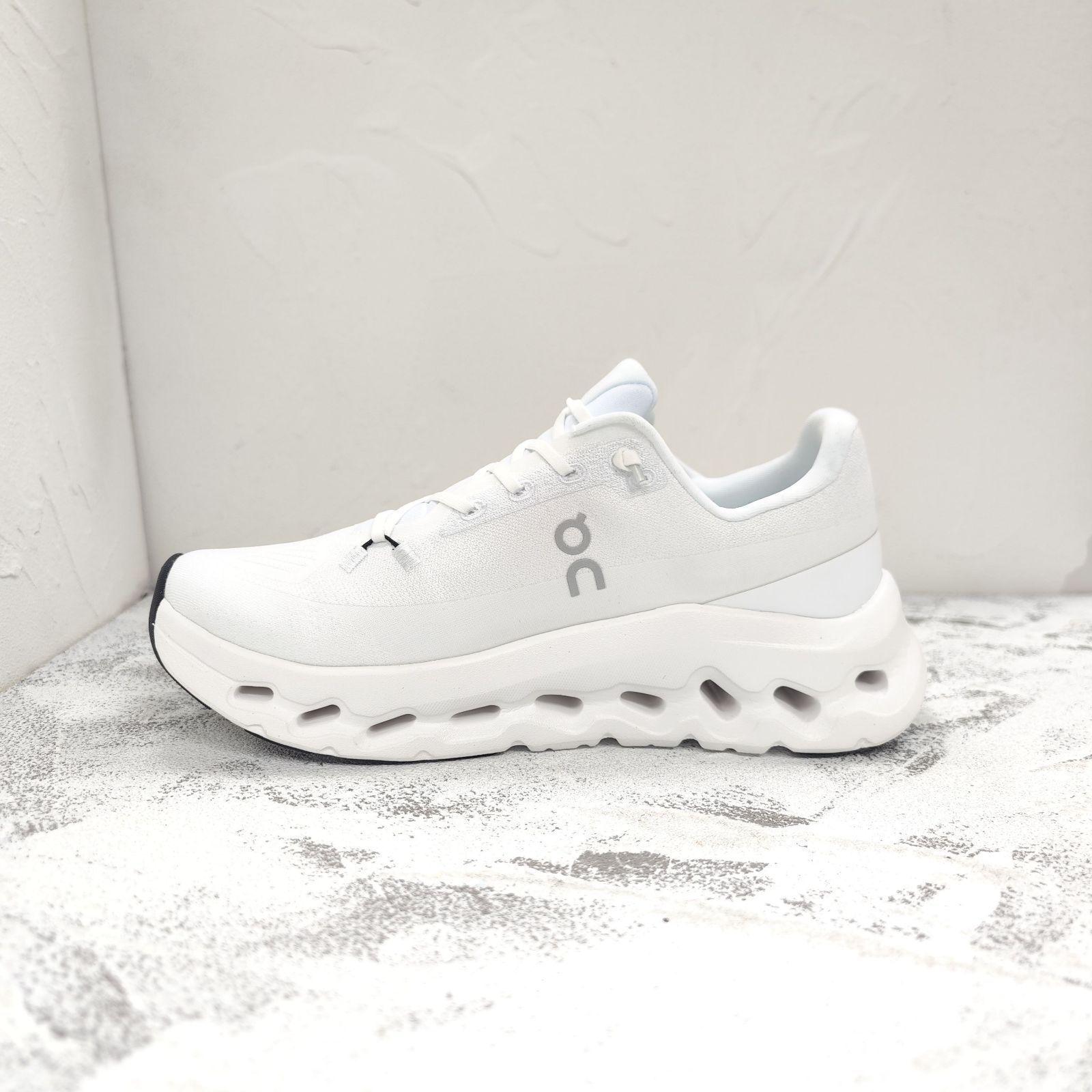 限定 On ​Cloudtilt ホワイト スニーカー On Cloudtilt 1 M Pearl | Ivory （オン クラウドティルト 1