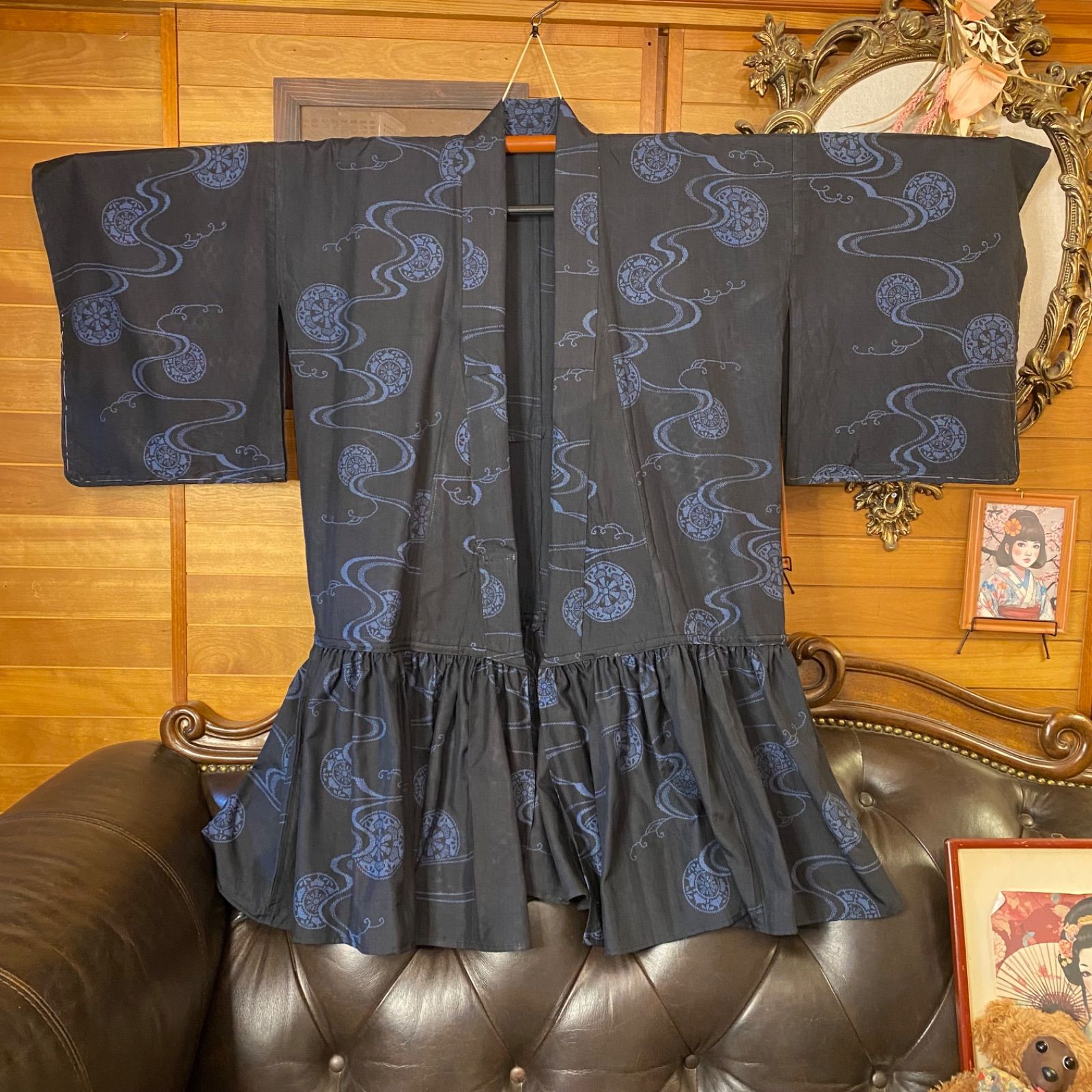 紺黒を基調に 藍の濃淡で描いた流水に丸文