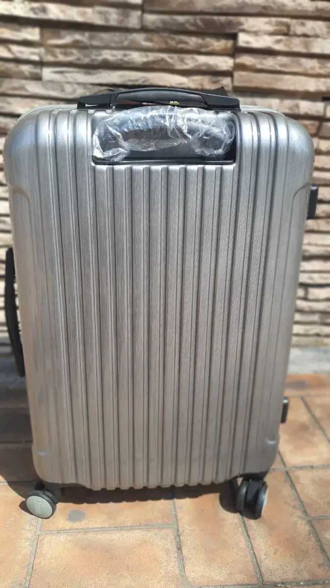 定価6.4万円 中型Mサイズ シルバー　高級スーツケース　中古品 定価6.4万円 中型Mサイズ シルバー高級スーツケース中古品