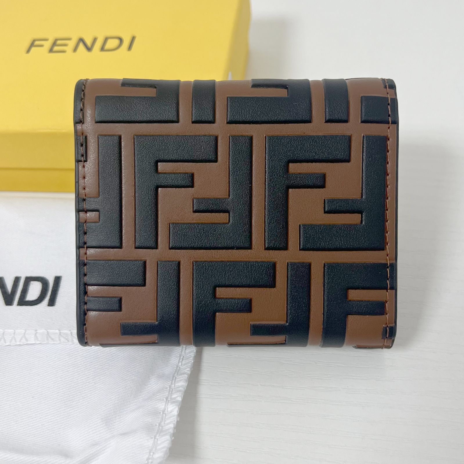 極美品✨フェンディ Fendi 財布 三つ折り ミディアム FF