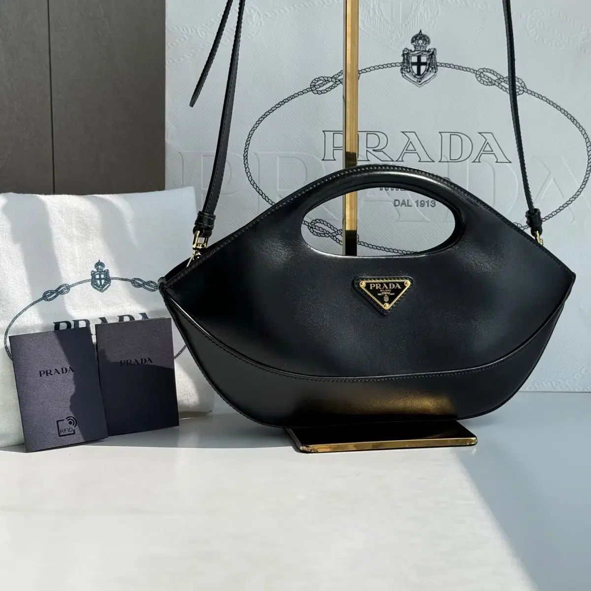 ほぼ新品 } PRADA(プラダ) トライアングルロゴ シティ カープ 