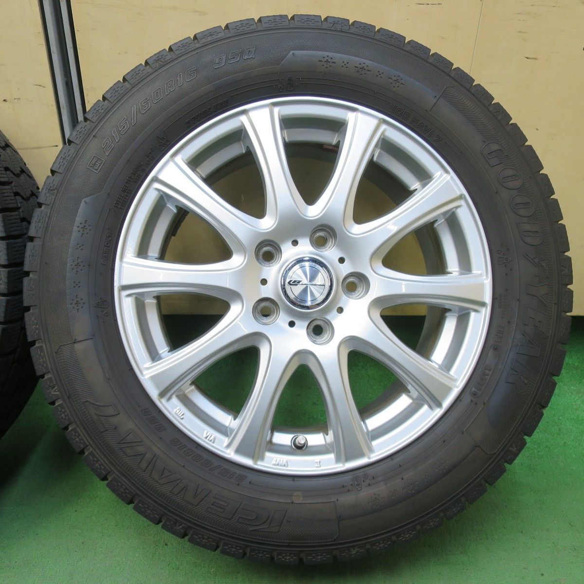 バリ溝 22年 9.5分 スタッドレス 215 60R16 グッドイヤー アイスナビ7 LAUFBAHNⅡ ラウフバーン2 16インチ PCD114.3 5H 5100602イス FFCRYSTALESIA_COM