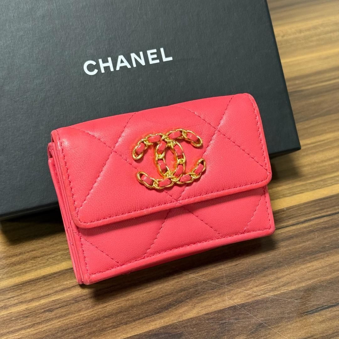 美品*シャネル 三つ折り財布 ディズヌフ 19 ココマーク マトラッセ 30番台 マトラッセ 美品 シャネル CHANEL19 ディズヌフ ココマーク