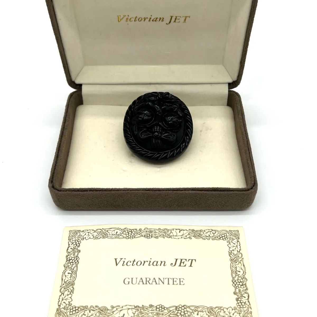 victorian  jet  ブローチ ヴィクトリアンジェット Victorian JET ブローチ - メルカリ
