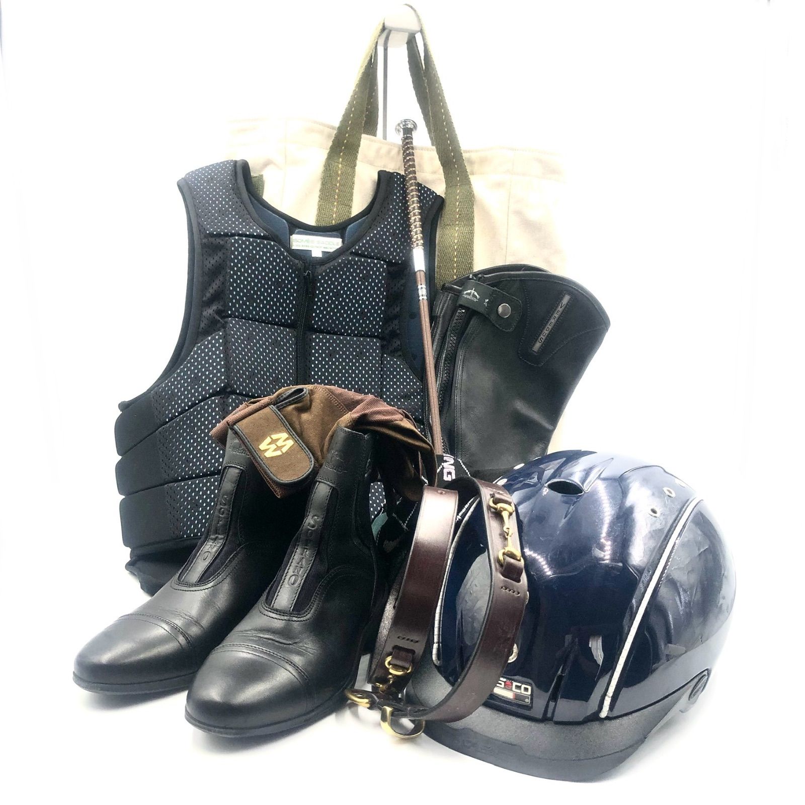 使用回数1回のみ 上 一流ブランド馬具一式 9点セット プロテクター ヘルメット 乗馬鞭 脛当て グローブ ソックス ブーツ ベルト 収納バッグ ソメスサドル VEREDUS CASCO HARDY PARSONSなど