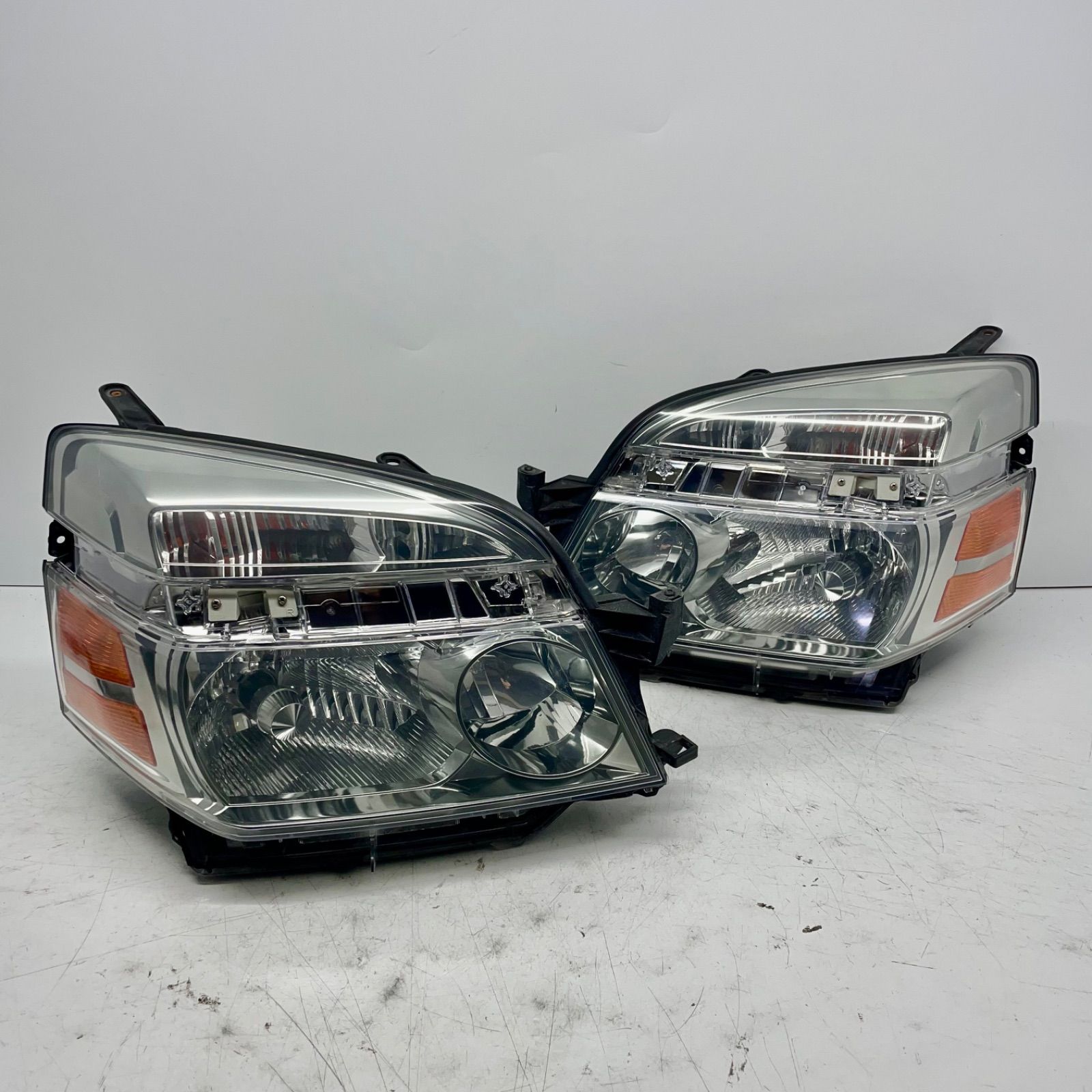 ヴォクシー AZR60G 右ヘッドライト