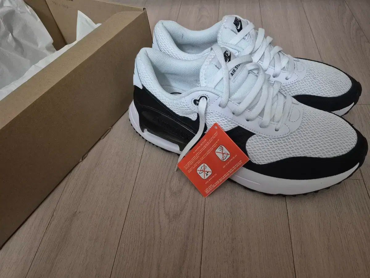 NIKE