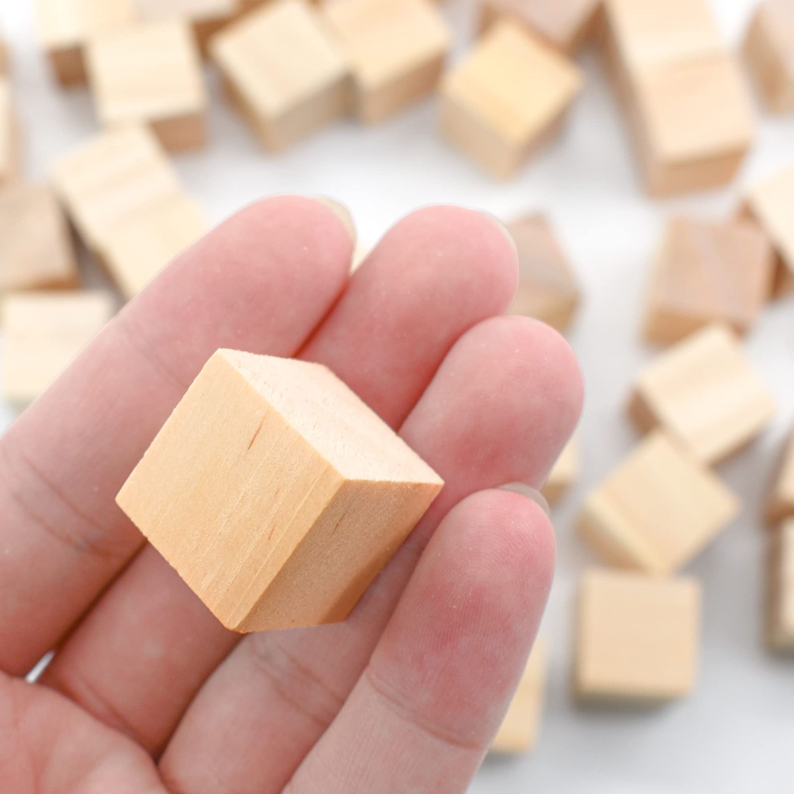 ハンドメイド積木2.0㌢1000ピース　国産欅　図形　パズル　立方体　キューブ ハンドメイド積木2.0㌢1000ピース 国産欅 図形 パズル 立方体